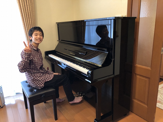 毎日楽しそうにピアノを弾いています（中古ピアノ/ヤマハ/U30A